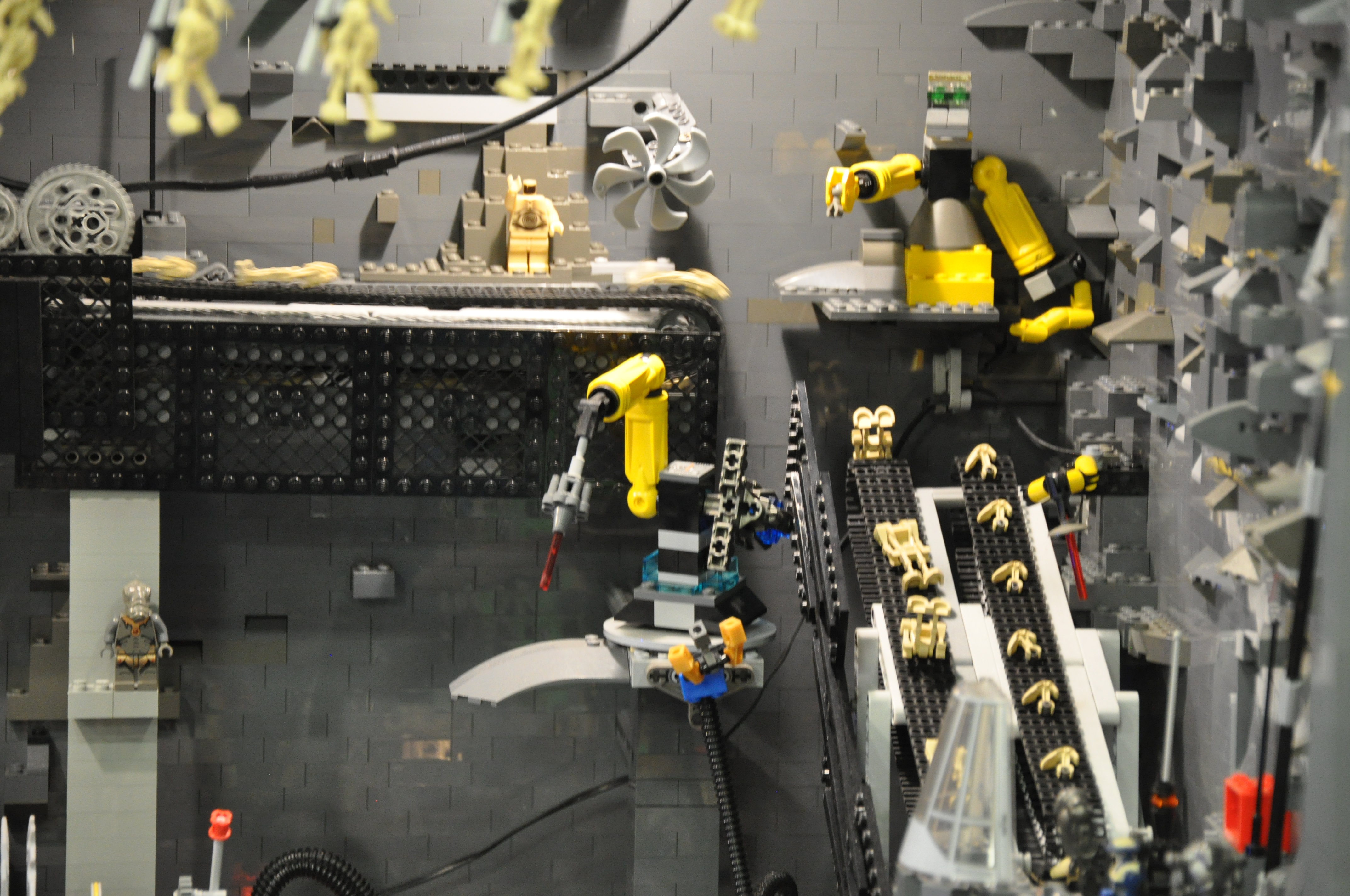 Droid Factory, assembling the droids